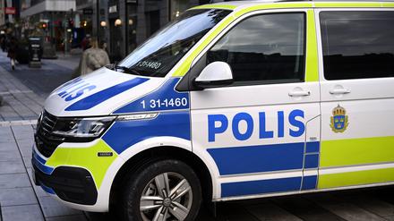 Mehrere Schüsse seien in einem Haus in Tullinge im Süden der Hauptstadtregion abgegeben und zwei Personen getroffen worden, teilte die Polizei in der Nacht zum Freitag mit.