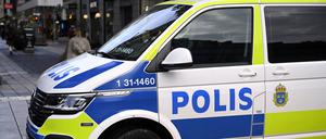 Mehrere Schüsse seien in einem Haus in Tullinge im Süden der Hauptstadtregion abgegeben und zwei Personen getroffen worden, teilte die Polizei in der Nacht zum Freitag mit.