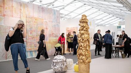 Blick in das Zelt der Frieze und den Stand der Londoner Galerie Alison Jacques.