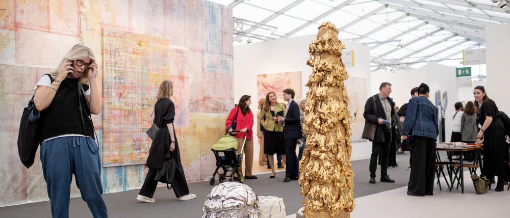 Blick in das Zelt der Frieze und den Stand der Londoner Galerie Alison Jacques.