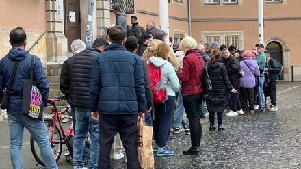 Schon um 6 Uhr morgens stellen sich die ersten Antragsteller an: Um 9 Uhr werden Nummern ausgegeben.