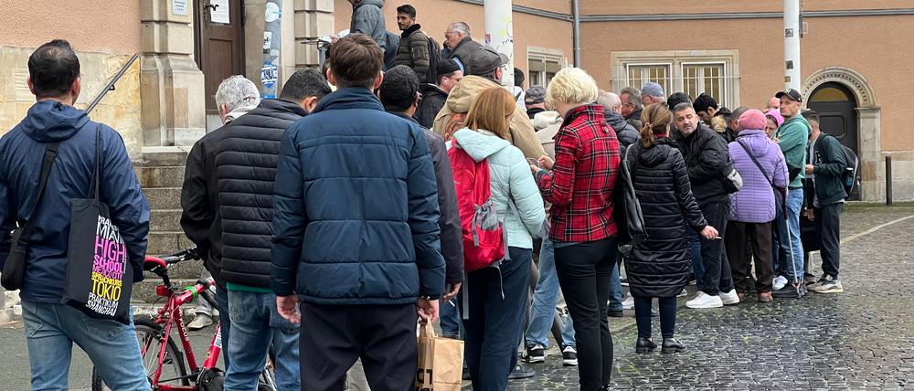 Schon um 6 Uhr morgens stellen sich die ersten Antragsteller an: Um 9 Uhr werden Nummern ausgegeben.