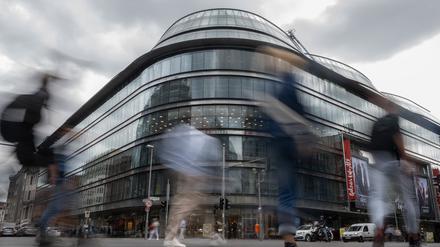 Passanten gehen am Quartier 207 an der Friedrichstraße vorbei. 
