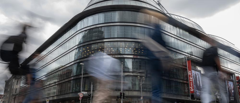 Passanten gehen am Quartier 207 an der Friedrichstraße vorbei.