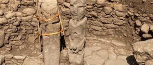 In der Fundstätte Tas Tepeler in der Türkei wurde eine 10.000 Jahre alte Statue eines Mannes, der mit beiden Händen einen Phallus hält, entdeckt.