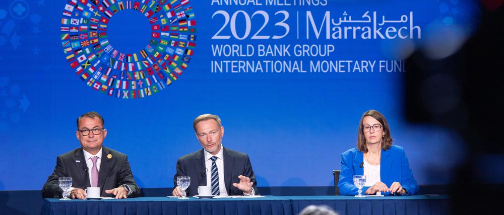 13Joachim Nagel (l), Präsident der Deutschen Bundesbank, und Christian Lindner (FDP, M), Bundesminister der Finanzen, und seine Sprecherin Nadine Kalwey sitzen bei einer Pressekonferenz bei der Jahrestagung des Internationalen Währungsfonds und der Weltbank. Lindner reist für ein Treffen der Finanzminister und Zentralbankchefs der G20-Staaten zur IWF/Weltbank-Tagung nach Marrakesch. 