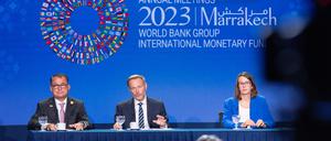 13Joachim Nagel (l), Präsident der Deutschen Bundesbank, und Christian Lindner (FDP, M), Bundesminister der Finanzen, und seine Sprecherin Nadine Kalwey sitzen bei einer Pressekonferenz bei der Jahrestagung des Internationalen Währungsfonds und der Weltbank. Lindner reist für ein Treffen der Finanzminister und Zentralbankchefs der G20-Staaten zur IWF/Weltbank-Tagung nach Marrakesch. 