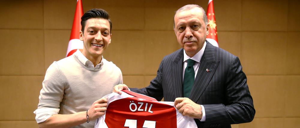 Im Mai 2018 trafen sich Präsident Erdogan und der damalige Arsenal-Spieler Özil in London.