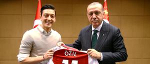 Im Mai 2018 trafen sich Präsident Erdogan und der damalige Arsenal-Spieler Özil in London. 