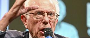 Vor dem vollen Miriam-Makeba-Auditiorium in Berlin. Bernie Sanders stellt sein Buch vor.
