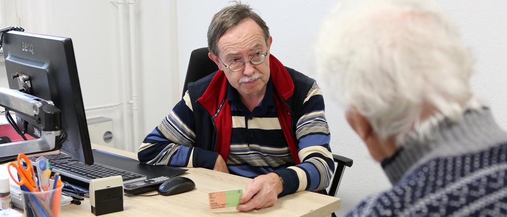 Sozialwerk-Büroleiter Michael Mehlmann im Beratungsgespräch in den Räumen auf dem Klinikums-Campus in der Berliner Straße 151.