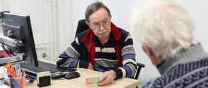 Sozialwerk-Büroleiter Michael Mehlmann im Beratungsgespräch in den Räumen auf dem Klinikums-Campus in der Berliner Straße 151.