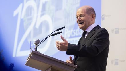 Bundeskanzler Olaf Scholz (SPD) spricht beim Festakt anlässlich von 125 Jahren Industrie- und Handelskammer (IHK) Potsdam. 