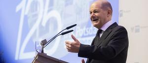 Bundeskanzler Olaf Scholz (SPD) spricht beim Festakt anlässlich von 125 Jahren Industrie- und Handelskammer (IHK) Potsdam. 