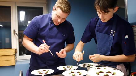 Chefkoch Christopher Wecker macht die letzten Vorbereitungen an der Rote-Beete-Vorspeise. 
