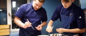 Chefkoch Christopher Wecker macht die letzten Vorbereitungen an der Rote-Beete-Vorspeise. 