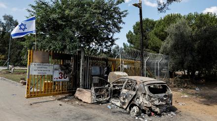 Vor den Toren des Kibbutz Beeri nach der Masseninfiltration durch bewaffnete Hamas-Terroristen aus dem Gazastreifen.