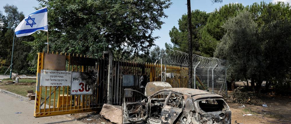 Vor den Toren des Kibbutz Beeri nach der Masseninfiltration durch bewaffnete Hamas-Terroristen aus dem Gazastreifen.