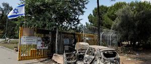 Vor den Toren des Kibbutz Beeri nach der Masseninfiltration durch bewaffnete Hamas-Terroristen aus dem Gazastreifen.