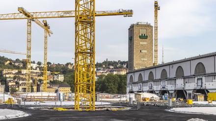 Die Baustelle des Projekts Stuttgart 21 am 24. August 2023. Das Dach der künftigen unteridischen Bahnsteighalle ist weitgehend geschlossen.