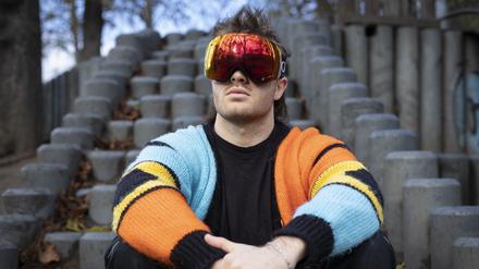 Markenzeichen Skibrille, der Wilmersdorfer Musiker Ski Aggu versteckt sein Gesicht.