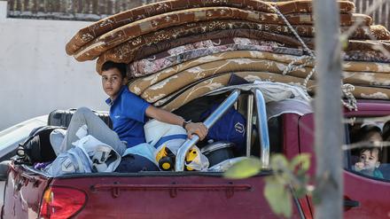 Ein Palästinenser sitzt auf der Ladefläche eines Autos. Vor einer erwarteten Bodenoffensive im Gazastreifen hat das israelische Militär mehr als eine Million Palästinenser im Norden des Küstenstreifens zur Evakuierung aufgefordert. 