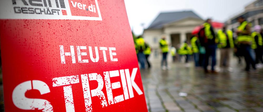 Mit dem Slogan „Ohne uns kein Geschäft“ wirbt Verdi seit Monaten für eine Stundenlohnerhöhung um 2,50 Euro. In Berlin arbeiten 150.000 Personen im Einzelhandel.