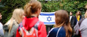 Deutsche und israelische Schüler:innen pflanzen zum Abschluss ihres Austausch im Oktober 2023 einen Olivenbaum an der Evangelischen Schule Berlin Zentrum.