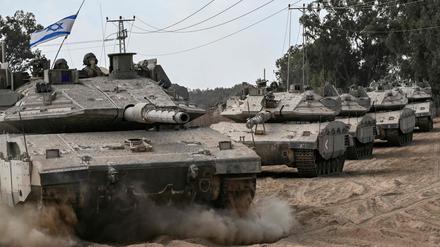 Israelische Panzer auf dem Weg zur Gaza-Grenze.