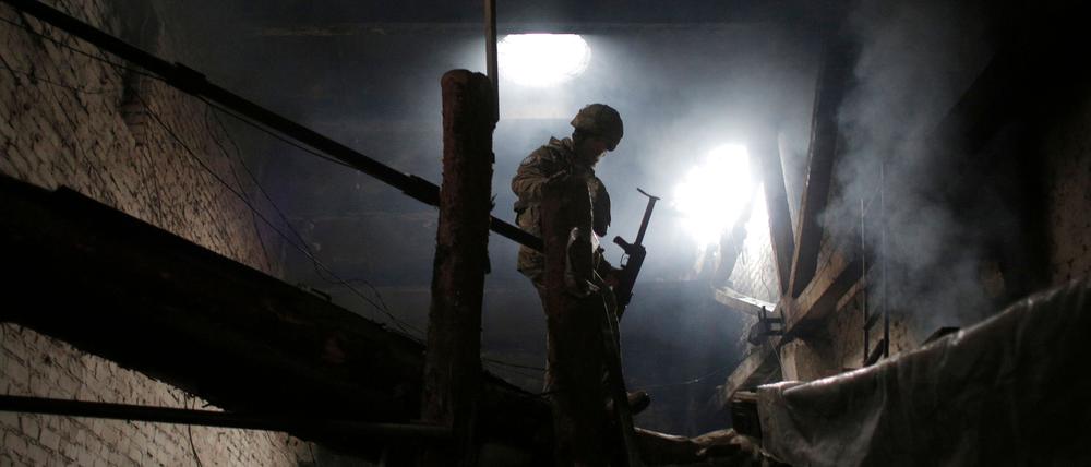 Ein ukrainischer Soldat in Awdijiwka.