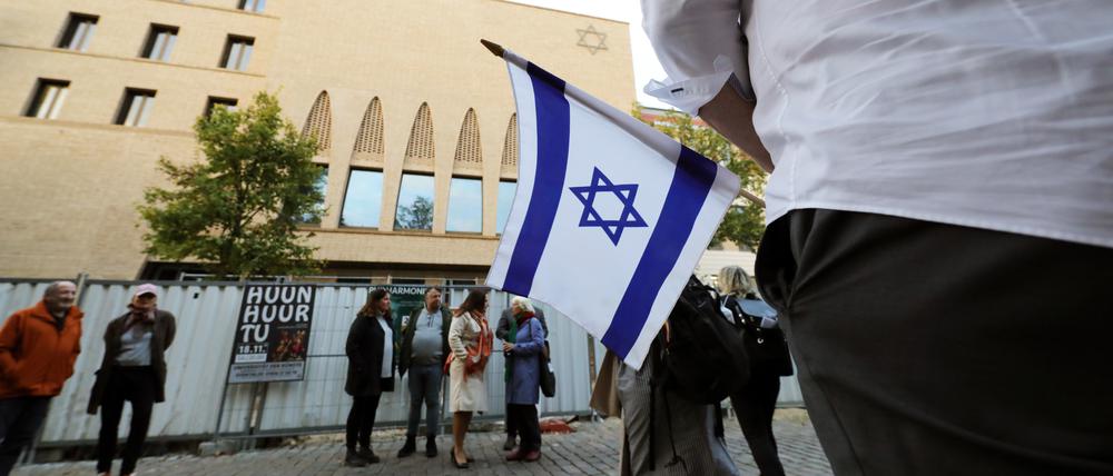 Mahnwache vor der neuen Synagoge in Potsdam am 13. Oktober. Etwa 40 Personen folgten dem Aufruf.