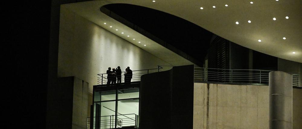 Abendliches Spitzengespräch auf dem Balkon: Friedrich Merz, Boris Rhein (beide CDU) und Stephan Weil (SPD) waren am Freitagabend im Kanzleramt bei Olaf Scholz (ebenfalls SPD) zu Gast.