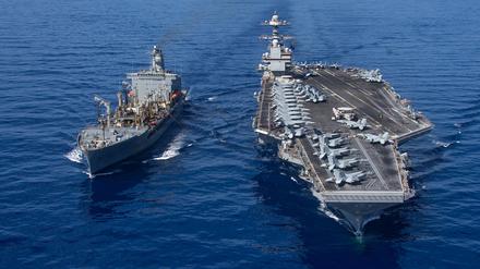 Das Versorgungsschiff USNS Laramie (l.) und der Flugzeugträger USS Gerald R. Ford im Oktober bei einer Mission im östlichen Mittelmeer. 