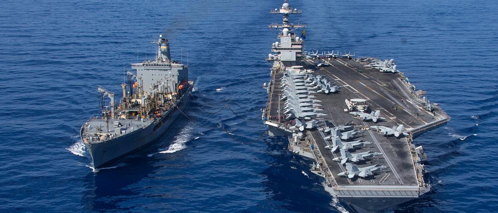 Das Versorgungsschiff USNS Laramie (l.) und der Flugzeugträger USS Gerald R. Ford im Oktober bei einer Mission im östlichen Mittelmeer.