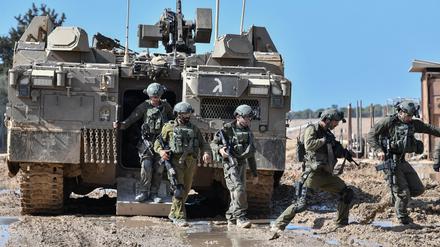 Dieses Foto vom 13. Oktober 2023 zeigt israelische Soldaten, die aus einem gepanzerten Fahrzeug nahe der Grenze zwischen Israel und Gaza im Süden Israels aussteigen.