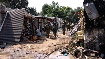 Israelische Soldaten im Kibbuz Kfar Aza nach dem Hamas-Massaker.