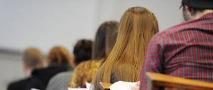 Studenten sitzen in einer Vorlesung zum Thema Recht in einem Hörsaal. (Symbolbild)