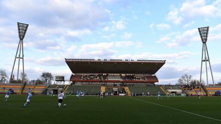 „Identitätsstiftend“: Die Haupttribüne des Großen Stadions im Jahn-Sportpark mit den Flutlichtmasten.