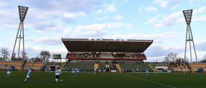 „Identitätsstiftend“: Die Haupttribüne des Großen Stadions im Jahn-Sportpark mit den Flutlichtmasten.