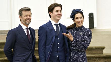 Prinz Christian (M) steht mit seinen Eltern Kronprinz Frederik von Dänemark und Kronprinzessin Mary nach seiner Konfirmation für ein gemeinsames Foto zusammen.