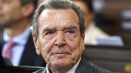 Der ehemalige deutsche Bundeskanzler Gerhard Schröder nimmt an einem Gottesdienst in der Hauptkirche Sankt Michaelis in Hamburg teil. (Archivfoto) 
