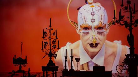 Extrem-Perfomance bei den Berliner Festspielen: „Put your heart under your feet… and walk!“ von Steven Cohen.