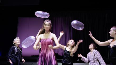„Love Boulevard“ mit Josefin Platt, Philine Schmölzer, Kathleen Morgeneyer, Violet Black, Golden Gai (v.l.), Regie: Lies Pauwels.