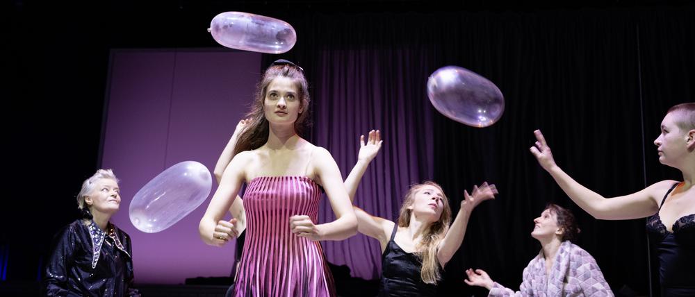 „Love Boulevard“ mit Josefin Platt, Philine Schmölzer, Kathleen Morgeneyer, Violet Black, Golden Gai (v.l.), Regie: Lies Pauwels.