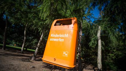 ARCHIV - 16.07.2018, Berlin: Ein Mülleimer der Berliner Stadtreinigung (BSR) mit der Aufschrift "Kinderleicht einwerfen" steht am Kollwitzplatz. (Illustration zu dpa: "Abfalleimer voll? Chip könnte künftig BSR zum Leeren holen") Foto: Arne Immanuel Bänsch/dpa +++ dpa-Bildfunk +++