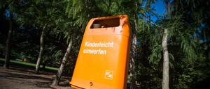 ARCHIV - 16.07.2018, Berlin: Ein Mülleimer der Berliner Stadtreinigung (BSR) mit der Aufschrift "Kinderleicht einwerfen" steht am Kollwitzplatz. (Illustration zu dpa: "Abfalleimer voll? Chip könnte künftig BSR zum Leeren holen") Foto: Arne Immanuel Bänsch/dpa +++ dpa-Bildfunk +++