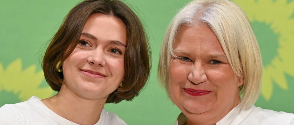 Hanna Große Holtrup (l.) und Alexandra Pichl wurden erneut als Parteivorsitzende der brandenburgischen Grünen gewählt.