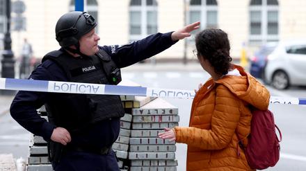 Die Polizei hat den Platz in Warschau abgeriegelt. 