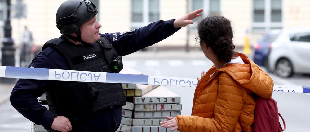 Die Polizei hat den Platz in Warschau abgeriegelt.