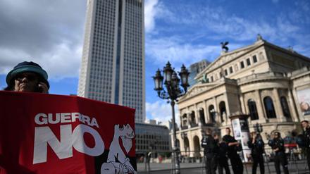 Die Polizei sichert den Frankfurter Opernplatz.